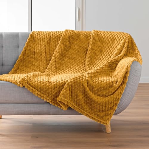 Douceur d'Intérieur, Kuscheldecke (125 x 150 cm) Mini Frosty Ocker, Flanell, Relief, einfarbig von Douceur d'Intérieur