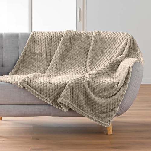 Douceur d'Intérieur, Kuscheldecke (125 x 150 cm) Mini Frosty Taupe, Flanell, Relief, einfarbig von Douceur d'Intérieur