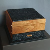 Schmuckschatulle Aus Kirschbaum Und Geschnitztem Lindenholz von DougStowe