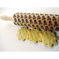 Schädel Und Gekreuzten Knochen Prägung Nudelholz. Muster Mit Totenköpfen. Laser Gravierte Totenkopf-Muster-Nudelholz von DoughRoller