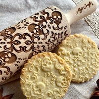 Skull Wreath Prägung Nudelholz. Algis Crafts Gravierte Teigroller Für Geprägte Kekse Und Keramik Von Halloween von DoughRoller