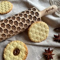 Skulls Prägung Nudelholz. Gravierte Teigroller Für Geprägte Kekse Und Keramik Von Algis Crafts Halloween von DoughRoller