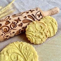 Spring Geprägte Nudelholz Mini Size. Strukturierte Teigroller Mit Herzen Und Schmetterlingen Für Kekse Keramik Von Algis Crafts von DoughRoller