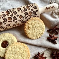 Sugar Skull Und Roseneprägung Nudelholz. Algis Crafts Gravierte Teigroller Für Geprägte Kekse Keramik Von Halloween von DoughRoller