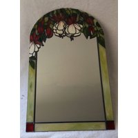Ein Jugendstil Inspirierter Bogenspiegel Mit Fuchsia Design. 30 X 50 cm Ein Jugendstil Inspirierter Bogenspiegel Mit Fuchsia Design. 30 X 50 cm von DouglasPayneDesigns
