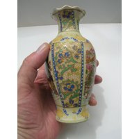 Kleine Vintage Satsuma Knospe Vase Mit Geishas Und Floralen Motiven | 15 cm Groß von DownDeptfordMarket