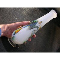 Vintage Knospe Vase Aus Weißem Glas Mit Abstraktem Farbdesign | 27, 5 cm Hoch, 8 Durchmesser An Der Breitesten Stelle von DownDeptfordMarket