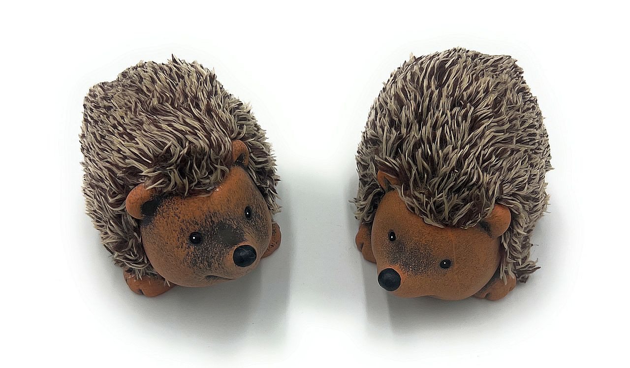Dragimex Tierfigur 2er Set Igel aus Keramik – Mit flauschigen Textilstacheln (2er-SET) von Dragimex