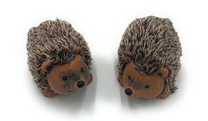 Dragimex Tierfigur 2er Set Igel aus Keramik – Mit flauschigen Textilstacheln (2er-SET) von Dragimex