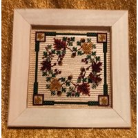 Herbstfarbener Blattkranz - Gerahmter Kreuzstich Mit Knopfverzierungen Herbstfarbener Blattkranz - Gerahmter Kreuzstich Mit Knopfverzierungen von DragonKnotCrafts