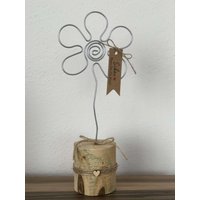 Liebevolle Deko Mit Herz - Handgefertigte Blume Aus Eisendraht Auf Holz von DrahtArtSchwaegerl