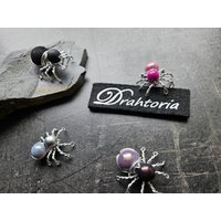 Mini - Spinne Halloweendeko Aus Draht in Wunschfarbe Vom Schmucklabel Drahtoria Mini - Spinne Halloweendeko Aus Draht in Wunschfarbe Vom Schmucklabel Drahtoria von Drahtoria
