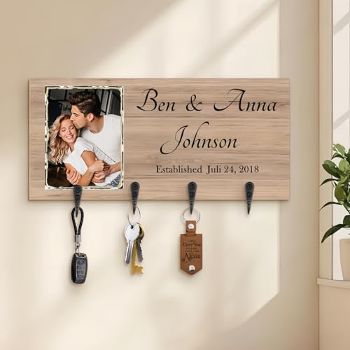 Drawelry Personalisiert Holz Schlüsselhaken mit Cartoon Foto Namen Schlüsselhalter 4 Keys Hanger Haken Flur Tür Wand Deko Schlüssel Halter Brett Geburtstag Geschenk für Familie Freunde Paar (B1) von Drawelry