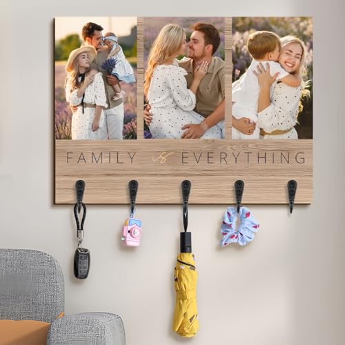 Drawelry Personalisiert Holz Schlüsselhaken mit Cartoon Foto Namen Schlüsselhalter 4 Keys Hanger Haken Flur Tür Wand Deko Schlüssel Halter Brett Geburtstag Geschenk für Familie Freunde Paar (B4) von Drawelry