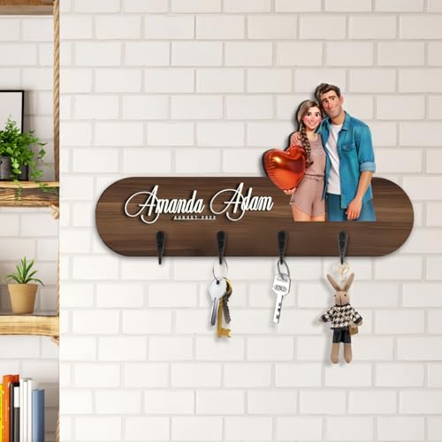 Drawelry Personalisiert Holz Schlüsselhaken mit Cartoon Foto Namen Schlüsselhalter 4 Keys Hanger Haken Flur Tür Wand Deko Schlüssel Halter Brett Geburtstag Geschenk für Familie Freunde Paar (C1) von Drawelry