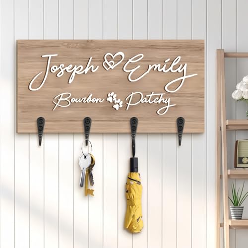 Drawelry Personalisiert Holz Schlüsselhalter mit Namen Gravur 4 Keys Hanger Haken Schlüsselbrett Flur Wand Deko Schlüsselhaken Schlüssel Halter Kreativität Geburtstag Geschenk für Familie Freunde (A2) von Drawelry