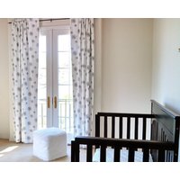 Drapery Panels Und Flat Roman Shade Fensterbehandlung Für Kinderzimmer | Designer Qualität von DrawnCompany