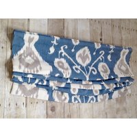 Entspannte Roman Shade Fensterbehandlung | Java Ikat Stoff Individuelle Designerqualität von DrawnCompany
