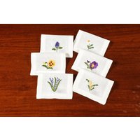 Frühlingsblumen Hand Bestickte Leinen Cocktail Servietten, Set Von 6 Hochzeit Geschenk Set, Gastgeschenk von DreamSpacesCo