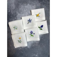 Potpourri Hand Bestickte Stoff-Cocktail-Servietten, Stoff-Leinen-Servietten, Stickerei-Designs Trendy, Dekorative Cocktail-Servietten von DreamSpacesCo