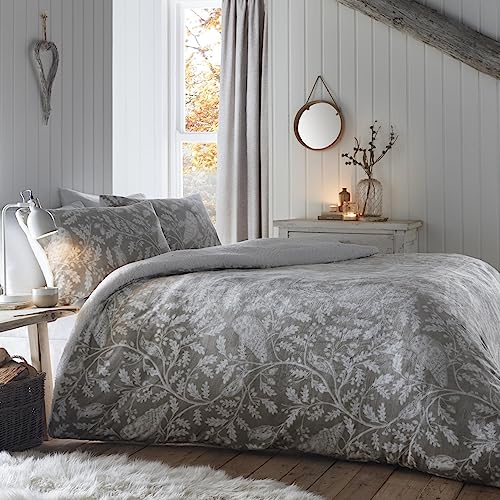 Dreams & Drapes Lodge – Woodland Owls – Fleece-Bettbezug-Set – Einzelbett-Größe in Salbei von Dreams & Drapes