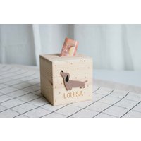 Spardose Mit Personalisierung | Motiv Dackel Geschenkidee Geldgeschenk Sparbüchse Namen Und Gravur Aus Holz Personalisiert von Dreams4Kidsde