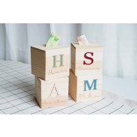 Spardose Personalisiert | Motiv Initial Geschenkidee Geldgeschenk Sparbüchse Mit Namen Und Gravur Aus Holz Personalisierung von Dreams4Kidsde