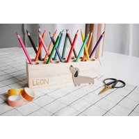 Stifte-Organizer Dackel | Personalisierte Stiftebox Für Schreibtisch Geschenk Zur Einschulung Schreibtischorganizer Bastelecke von Dreams4Kidsde