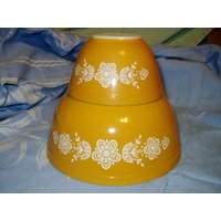 Pyrex Schmetterling Goldmuster Zwei Vintage Nesting Rührschüsseln Corning 401 403 von DreamsFromYesterday