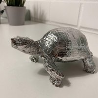 Silberne Schildkröte Skulptur/Dekofigur Aus Harz Elegante Tierfigur Moderne Wohndeko Tischdekoration Geschenkidee Shiggy Silberne Schildkröte Skulptur/Dekofigur Aus Harz Elegante Tierfigur Moderne Wohndeko Tischdekoration Geschenkidee Shiggy von DreamySpacesDeko