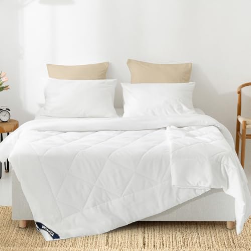 Dreamzie Bettdecke 155x220 cm Sommerdecke 150gsm, Sommer Steppdecke 155 x 220, Leicht Dünn Weiche Atmungsaktive Sommerbettdecke, Zudecke Mikrofaser, Zertifiziert Oeko-Tex Dreamzie Bettdecke 155x220 cm Sommerdecke 150gsm, Sommer Steppdecke 155 x 220, Leicht Dünn Weiche Atmungsaktive Sommerbettdecke, Zudecke Mikrofaser, Zertifiziert Oeko-Tex von Dreamzie