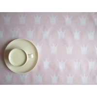 Tischdecke Rosa Weiß Prinzessin Krone Kinderparty Modernes Design Vorhänge Volants Tischläufer Servietten Geschirrtuch Tolles Geschenk Tischdecke Rosa Weiß Prinzessin Krone Kinderparty Modernes Design Vorhänge Volants Tischläufer Servietten Geschirrtuch Tolles Geschenk von Dreamzzzzz