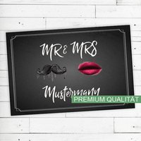 Fußmatte Personalisiert Mit Name "Mr & Mrs" 50x70 Rutschfest | Waschbar Hochwertig Aussenbereich Schmutzfangmatte Türmatte Fußmatte Personalisiert Mit Name "Mr & Mrs" 50x70 Rutschfest | Waschbar Hochwertig Aussenbereich Schmutzfangmatte Türmatte von Dreckspatz