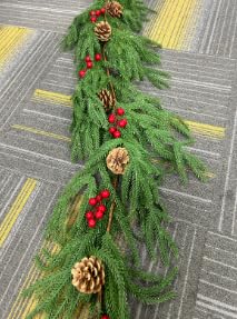 Dremisland 180cm Weihnachtsgirlande grün mit LED Beleuchtet batteriebetrieben, künstliche Tannengirlande Dekogirlande Tannenzapfen Rot Beeren Weihnachtsdeko Wintergrün Reben für Außen (Grün, 1PCS) von Dremisland