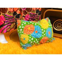 60Er Jahre Handgesteppter Kissenbezug Sham in Blau Orange Gelb Blumenprint Flower Power Mit Reißverschluss von DressedLikeGrandma
