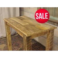 Handgefertigter Rustikaler Esszimmertisch Im Landhausstil | 128 X 92 cm Mit Individueller Oberflächengestaltung - Robuste Konstruktion von DriftwoodTreasures