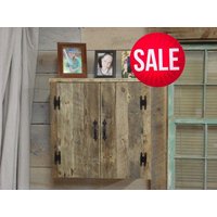 Schöner Handgemachter Rustikaler Treibholzschrank Mit Cottage Charme | 24 "X 10" X 24" H Beiliegende Seiten, Mittleres Regal, Robuste Konstruktion von DriftwoodTreasures
