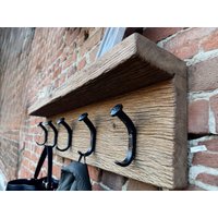 Rustikales Wandregal Aus Altholz Mit Eisenhaken von DriftwoodTurkey