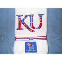 Jayhawks Handtuch Appliziertes Kansas Universität Fan-Dekor Jayhawks Handtuch Appliziertes Kansas Universität Fan-Dekor von Ds5Adventures