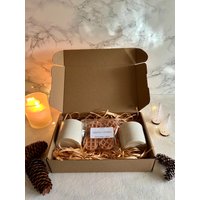 Geschenkbox Mit Zwei Keramik-Kaffeetassen Und Duftteelichtern | Wachs Kerzen Geschenkbox Mit Zwei Keramik-Kaffeetassen Und Duftteelichtern | Wachs Kerzen von DueVCeramiche