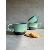 Türkisgrüne Teetassen Aus Keramik Mit Henkel/Schwarzes Steingut, 9 cm Türkisgrüne Teetassen Aus Keramik Mit Henkel/Schwarzes Steingut, 9 cm von DueVCeramiche