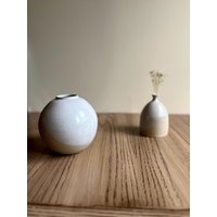 Weiße Und Beige Keramikvasen Aus Gepunktetem Steingut | Knospenvase Kleine Vasen Modern Minimal 12 18 cm von DueVCeramiche
