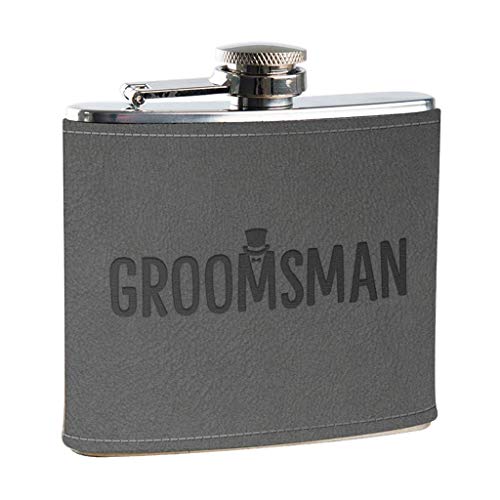 Groomsman Geschenk für Hochzeit – "Groomsman" gravierter grauer Leder-Flachmann, Geschenk für Hochzeit, Party, Geschenk von Braut und Bräutigam von Dust and Things