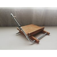 Mid Century Danish Modern Teak Mit Stahl Käseschneideschneider Made By Kalmar Denmark Pat Nummer 86562-In Gutem Zustand Mid Century Danish Modern Teak Mit Stahl Käseschneideschneider Made By Kalmar Denmark Pat Nummer 86562-In Gutem Zustand von DustRoad