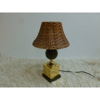 Tischleuchte - Yola K.n.k. Gold Und Braune Farbe. Geflochtener Lampenschirm von DustRoad