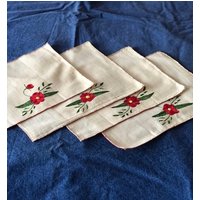1960Er Jahre Vintage Leinen Servietten Und Ein Tischläufer/Mittelstück Rustikales Dekor Leinenservietten Set Von 4 von DustyBoxHome