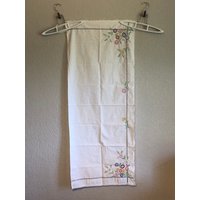 Vintage Weißer Blumenläufer ~ Handgemachte 44x18 von DustyFrogs