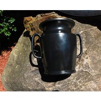 Vintage Arnel's Semi-Gloss Black 2-Griff Vase - 1950Er Jahre Von Dustymillerantiques Vintage Arnel's Semi-Gloss Black 2-Griff Vase - 1950Er Jahre Von Dustymillerantiques von DustyMillerAntiques