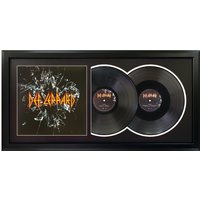 Def Leppard - 45 X 90 cm Vinyl Gerahmt Schwarze Matte Und Schwarzer Rahmen von DutchessWallDecor