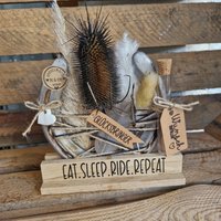 Hufeisen Deko Zum Hinstellen Glücksbringer Pferd Geschenk Geldgeschenk Glück Weihnachten Eat Sleep Ride Repeat, Pferdeliebhaber Hufeisen Deko Zum Hinstellen Glücksbringer Pferd Geschenk Geldgeschenk Glück Weihnachten Eat Sleep Ride Repeat, Pferdeliebhaber von DuundIchbasteln